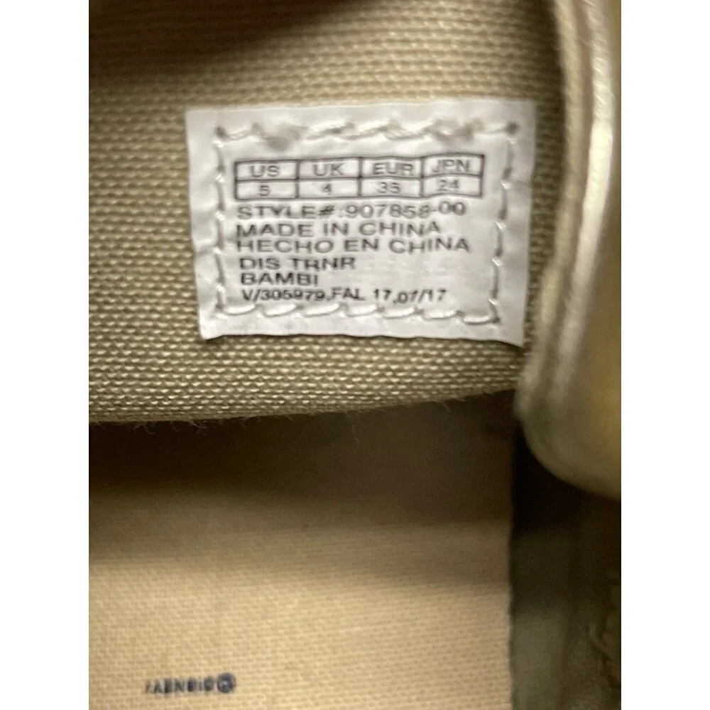 GAP lace up